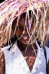 Comoros-Archipelago;-Craft;-France;-Hat;-Indian-Ocean;-Kaleidos;-Kaleidos-images;-La-parole-à-limage;-Laurent-Abad;-Mayotte;-Portrait;-Raffia;-Smile;-Stories-Pictures;-Woman
